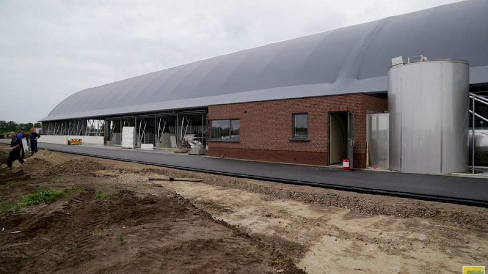 In het gemetselde gedeelte is een kantoor, kantine en hygiënesluis ondergebracht.