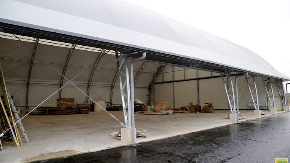 Ook de werktuigberging is gebouwd met boogconstructie. Deze overspanning is 18 meter breed.