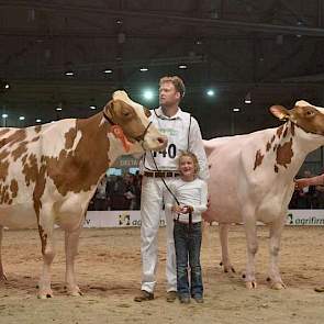 Links reservekampioene Aaltje 94, rechts kampioene Jipsing Bontje 40.
