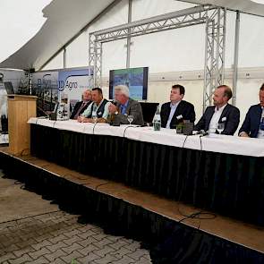 Voordat de Koeientuin officieel werd geopend door LTO-vakgroepvoorzitter Kees Romijn, gingen enkele gerenommeerden met elkaar in gesprek tijdens een forumdiscussie. Aan tafel zaten: Peter van Wingerden -directeur Beladon, Carel de Vries -directeur Courage