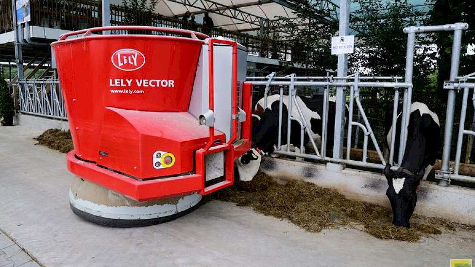 Voeren wordt meerdere keren op een dag automatisch uitgevoerd door middel van de Lely Vector.