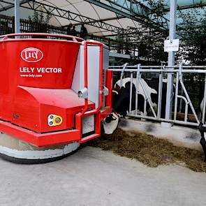 Voeren wordt meerdere keren op een dag automatisch uitgevoerd door middel van de Lely Vector.