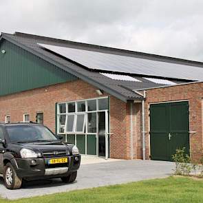 De nieuwe ligboxenstal waarin ook het jongvee past, is voorzien van energiezuinige led-verlichting en een emissiearme vloer van Berkel-beton. Op het dak liggen 240 zonnepanelen.