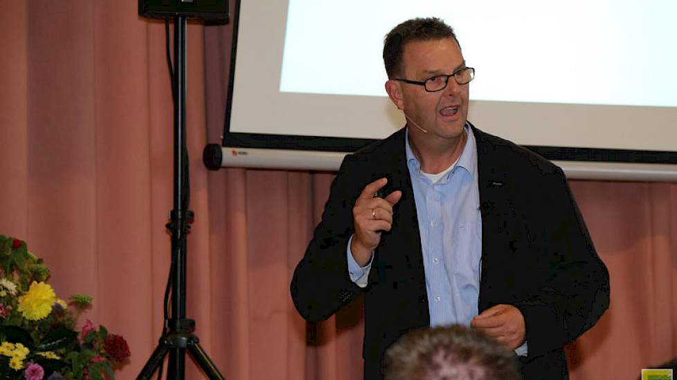 Het middagprogramma werd afgetrapt door Piet Riemersma, ruwvoerspecialist bij Van Iperen. Hij zette de aanwezige boeren een spiegel voor hoe om te gaan met alle facetten rondom het inkuilen