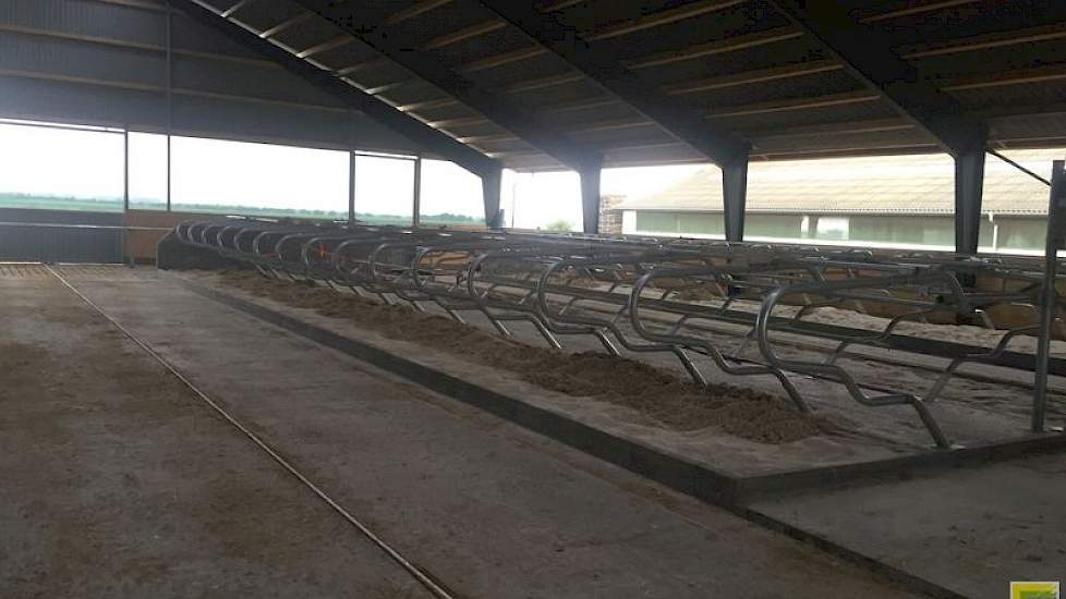 De mest wordt met een mestschuif weggeschoven. De mest en het zand komt in een verzamelput. Daar wordt het één keer per week gemixt en naar een vrijstaande mestsilo gepompt. De bedoeling is om het zand in de mest te laten en tegelijk met de drijfmest uit