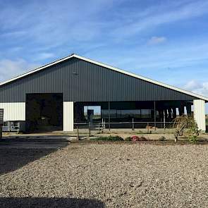 De voorkant van de stal is grotendeels open. Zo hebben de ondernemers vanuit het keukenraam zicht op de strobox voor de af te kalven koeien.