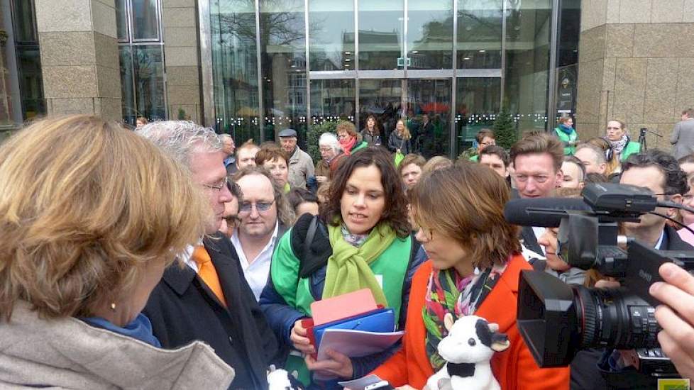 Helma Lodders (VVD) voelde zich goed thuis bij de boerinnen. Andere Kamerleden kwamen wel naar buiten maar bleven wat meer op de achtergrond bij de massa voor het Binnenhof. Ook Marianne Thieme (PvdD) kwam naar buiten. Haar komst leverde wat voorzichtig b