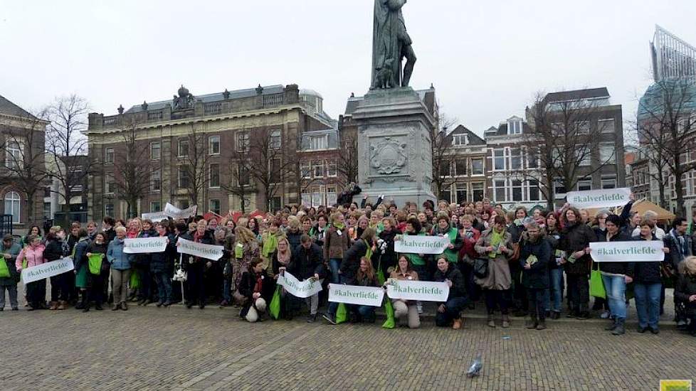De actievoerders deelden vriendelijk Koetjesrepen uit, maar de boodschap aan publiek en politiek was duidelijk: laat de keuze om het kalf langer bij de koe te houden aan de ondernemers zelf. En luister naar de praktijkverhalen. "Veel respect voor de 40 bo