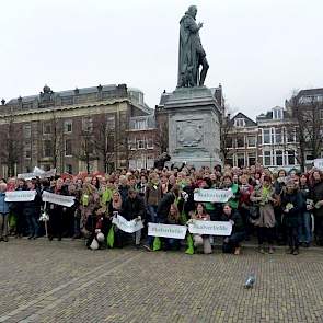 De actievoerders deelden vriendelijk Koetjesrepen uit, maar de boodschap aan publiek en politiek was duidelijk: laat de keuze om het kalf langer bij de koe te houden aan de ondernemers zelf. En luister naar de praktijkverhalen. "Veel respect voor de 40 bo