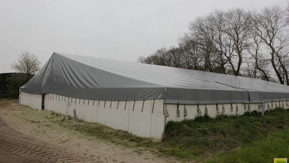 Ze kozen voor een vierkante mestopslag. Dit heeft te maken met de verwerking van het zand uit de mest. Zo bestaat deze silo uit twee bezinkputten van zes bij zes meter en een groot bassin waar de mest uiteindelijk in komt. Een bijkomend voordeel van de vi