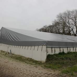 Ze kozen voor een vierkante mestopslag. Dit heeft te maken met de verwerking van het zand uit de mest. Zo bestaat deze silo uit twee bezinkputten van zes bij zes meter en een groot bassin waar de mest uiteindelijk in komt. Een bijkomend voordeel van de vi