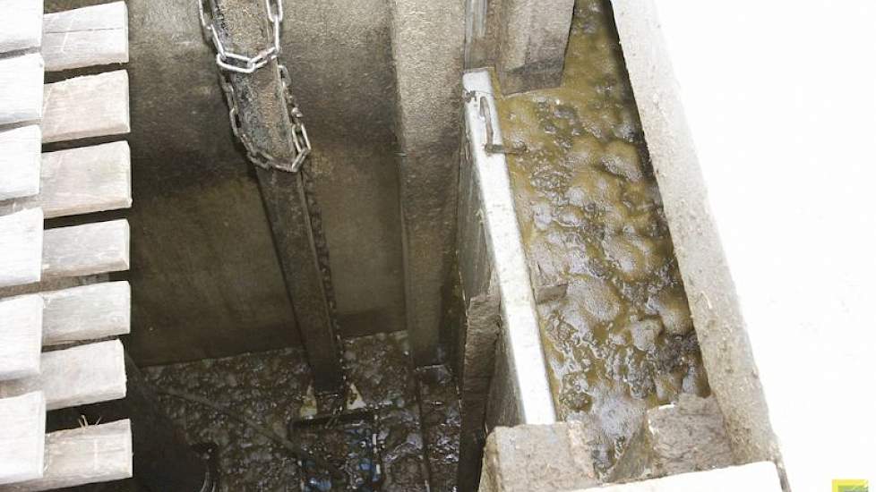 Na de derde afstort wordt de mest overgepompt naar de grote mestsilo. Dit gebeurt middels een elektrische pomp.