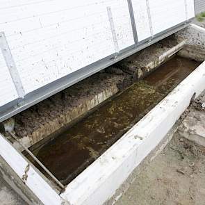 Aan de voorkant van de stal zitten ook twee putjes. Hier komt de urine in die de schuif vanuit de urinegoot meeneemt als deze weer terugloopt. Op dit moment komt de urine uit deze put weer bij de overige mest. Bij de melkrobots zit ook een aparte put waar