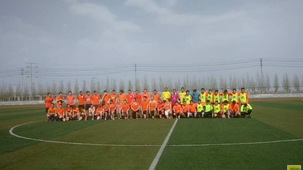De universiteit van Wulanchabu had een voetbalwedstrijd China-Nederland georganiseerd ter ere van de komst van de Nederlandse studenten. Het Chinese team won uiteindelijk met 6-1.