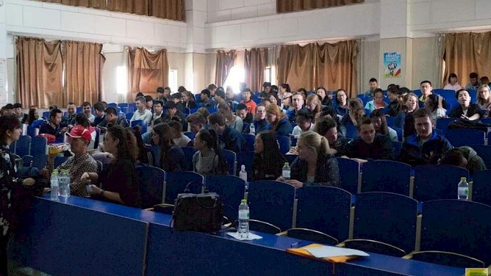 Op de school spraken de docenten en enkele studenten vloeiend Engels. Deze mensen gingen mee als tolk wanneer de studenten op bedrijfsbezoek gingen en daar geen Engelssprekende medewerker aanwezig was. In Beijing sprak de reisleider Engels, al was zijn ni