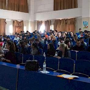 Op de school spraken de docenten en enkele studenten vloeiend Engels. Deze mensen gingen mee als tolk wanneer de studenten op bedrijfsbezoek gingen en daar geen Engelssprekende medewerker aanwezig was. In Beijing sprak de reisleider Engels, al was zijn ni