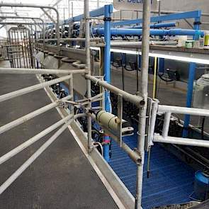 De 2 x 10 DeLaval 60 graden melkstal is een jaar of vijf gebruikt en overgenomen van een veehouder uit de klantenkring van Hans. Henny Harkink en Hans Sleumer hebben bewust niet gekozen voor automatisch melken, vanwege het verschil in kostprijs. Omdat ze