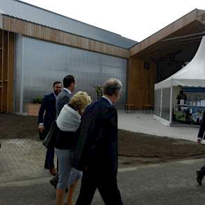 Aankomst van de staatssecretaris Van Dam bij het vernieuwde Dairy Campus, met op de achtergrond het nieuwe ontvangstgebouw.