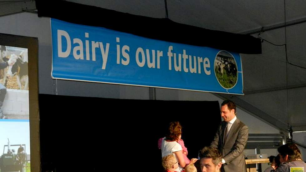...waarna een banner met de slogan ‘Dairy is our future’ tevoorschijn kwam.
