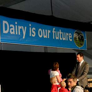 ...waarna een banner met de slogan ‘Dairy is our future’ tevoorschijn kwam.