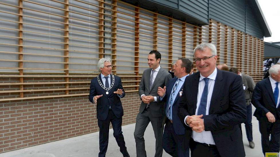 Na de openingshandeling kreeg Van Dam, samen met een aantal andere genodigden waaronder burgemeester Ferd Crone van Leeuwarden en LTO-vakgroepvoorzitter Kees Romijn, een uitgebreide rondleiding over het nieuwe complex.
