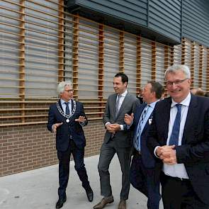 Na de openingshandeling kreeg Van Dam, samen met een aantal andere genodigden waaronder burgemeester Ferd Crone van Leeuwarden en LTO-vakgroepvoorzitter Kees Romijn, een uitgebreide rondleiding over het nieuwe complex.