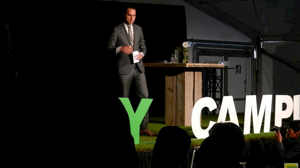 Dat hij direct een kritische vraag kreeg toegeworpen, had hij niet verwacht. Van Dam moest eerst maar eens uitleggen waarom hij niet de staatssecretaris voor de boeren was, zoals de kop in een artikel van het NRC Handelsblad luidde. „De kop is niet helema