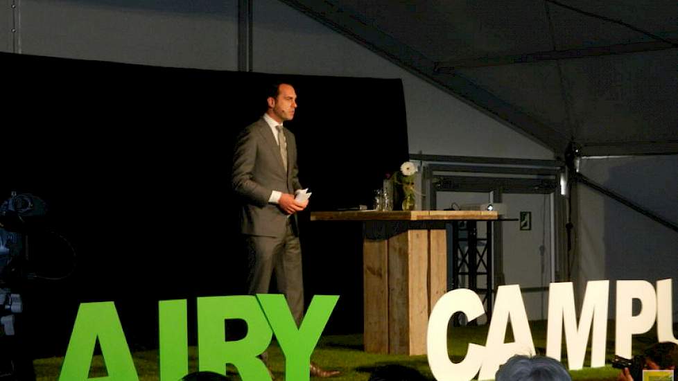In zijn speech roemde de staatssecretaris de innovatiekracht van de sector en het mooie beeld met bijvoorbeeld koeien in de wei, waarmee Nederland zich onderscheid met de rest van de wereld. De Dairy Campus was hier volgens hem een heel mooi voorbeeld van