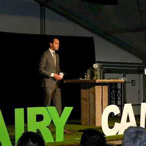 In zijn speech roemde de staatssecretaris de innovatiekracht van de sector en het mooie beeld met bijvoorbeeld koeien in de wei, waarmee Nederland zich onderscheid met de rest van de wereld. De Dairy Campus was hier volgens hem een heel mooi voorbeeld van