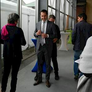 Van Dam dacht met zijn goed voorbereide speech, een ontspannen opening te kunnen verrichten van het vernieuwde Dairy Campus.