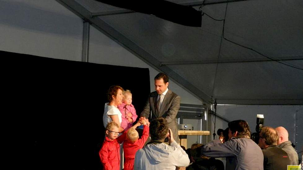 Bij de openingshandeling drukte de staatssecretaris, geholpen door enkele kinderen, op een knop...