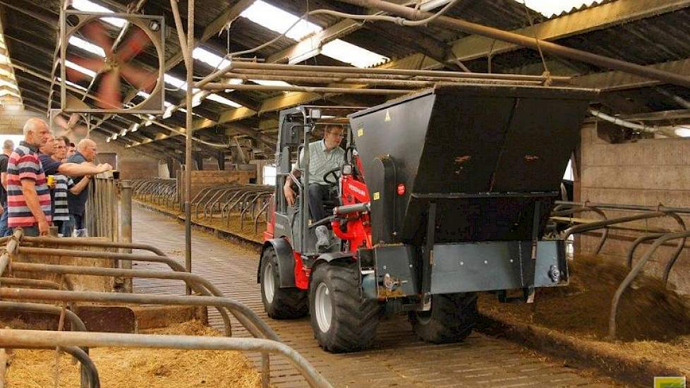 De Wohltman boxenvuller kon beide producten goed doseren, al is voor het mengsel van stro-mengsel wel een extra roerwerk nodig.