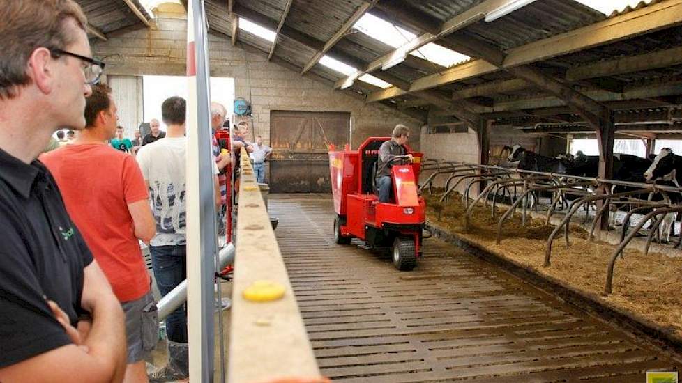 De Bobman bracht de droge fractie prima in de boxen. Met het stro-mengsel kon de machine niet overweg. Het unieke aan deze zelfrijder is dat er een aparte kalkstrooier op zit.