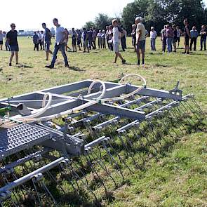 Ook onderhoud aan grasland, verricht de Joskin met 7,20 meter werkbreedte. Vijf rijen dubbele en instelbare egtanden voor wieden, eggen en beluchten met een pneumatische  zaai-unit en acht spuitkopjes op de zode, is de volgende in de rij die zijn kunsten
