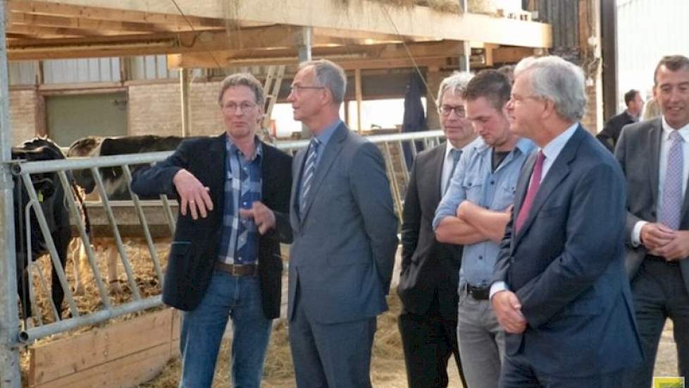 Minister Kamp bekijkt met de top van FrieslandCampina het bedrijf van Minne Heeg (uiterst links).