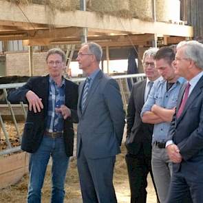 Minister Kamp bekijkt met de top van FrieslandCampina het bedrijf van Minne Heeg (uiterst links).