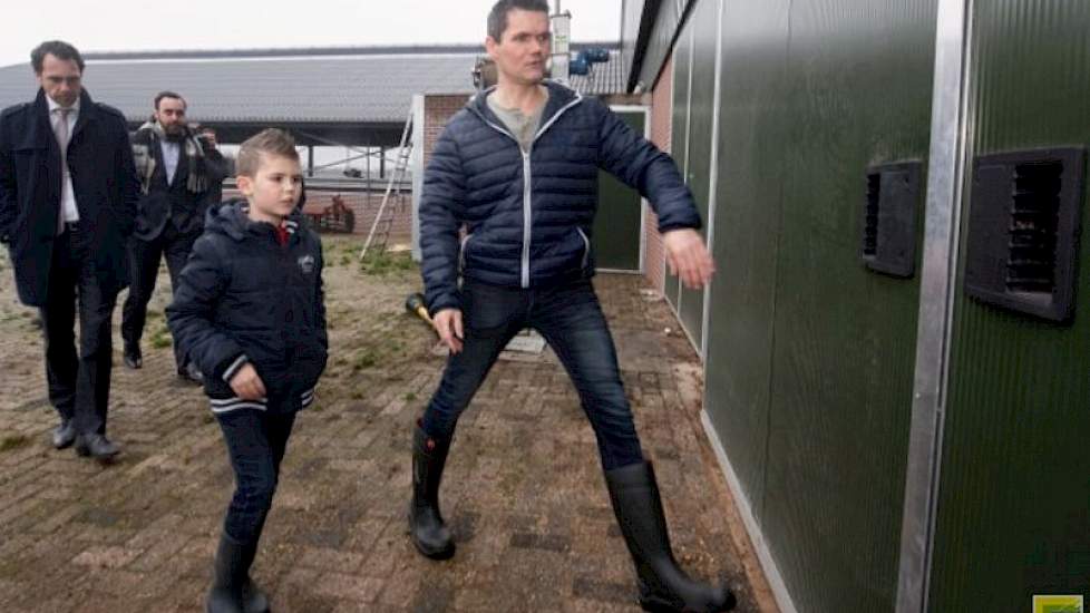 Jawin Klein Hegeman (rechts) leidt staatssecretaris Van Dam rond over zijn bedrijf.