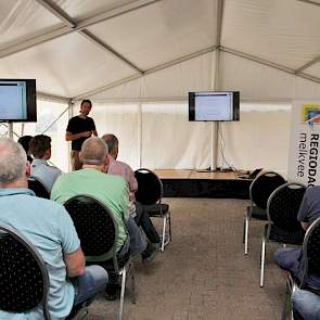 Gerard Abbink gaf de eerste presentatie, waarin hij aangaf hoe de ideale oogst en conservering van gras er uit ziet.