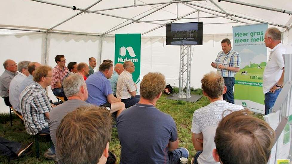 Veehouders waren benieuwd naar de werking en het rendement van de groeiregulatoren. De mannen van Nufarm gaven uitleg.