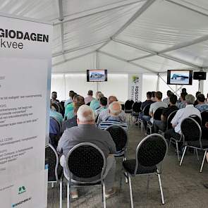 De start van de regiodag vond plaats in een tent op een plek waar recent nog kuilgras lag.