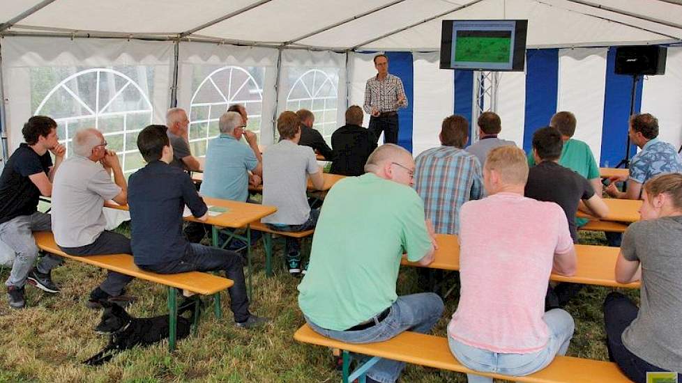 Bij de presentatie van Dow AgroSciences leerden veehouders alles over onkruiden en de bestrijding daarvan. Allard Jukema vertelde zelfs over de herkomst van de naam van het herderstasje.