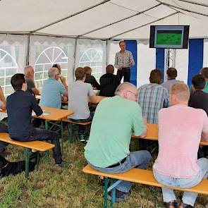 Bij de presentatie van Dow AgroSciences leerden veehouders alles over onkruiden en de bestrijding daarvan. Allard Jukema vertelde zelfs over de herkomst van de naam van het herderstasje.