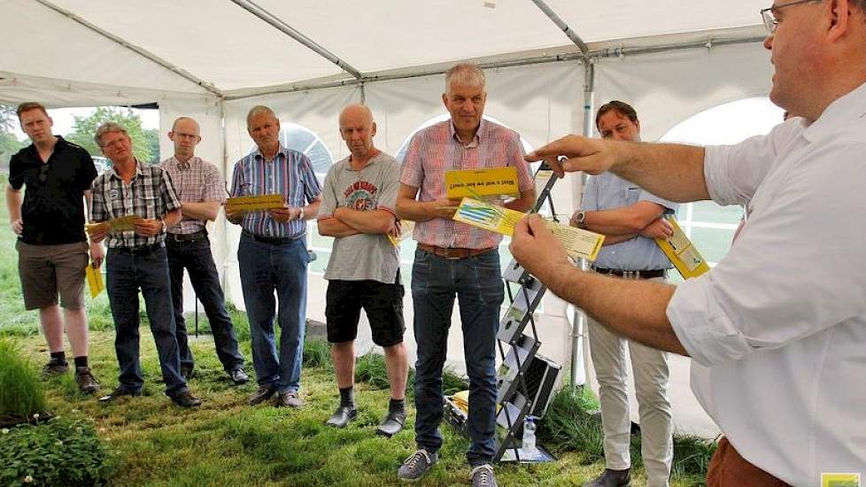 Ensing zette de veehouders aan het werk. Veehouders mochten ruiken, kijken en proeven aan de grasbakken. Hoe goed herkennen veehouders de grassen in hun grasland werkelijk?