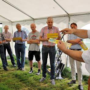 Ensing zette de veehouders aan het werk. Veehouders mochten ruiken, kijken en proeven aan de grasbakken. Hoe goed herkennen veehouders de grassen in hun grasland werkelijk?