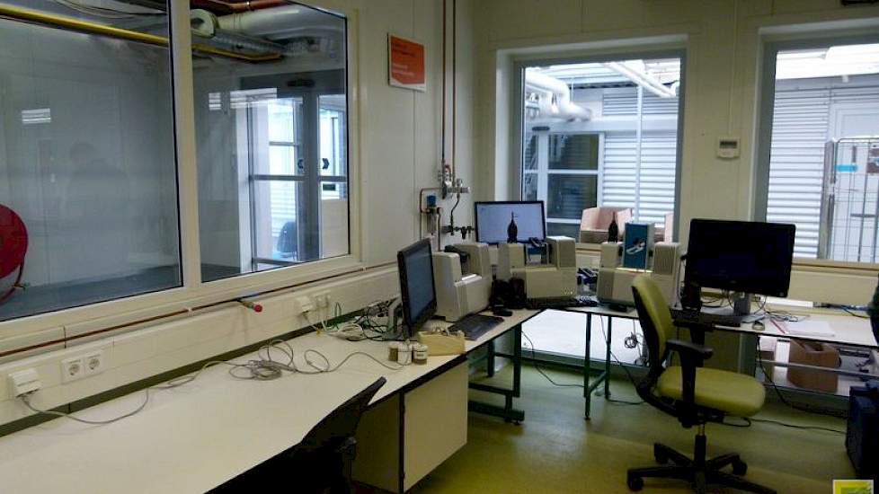 Een ontwikkeling die de laatste jaren opgang heeft gemaakt, is de NIRS-techniek (Nabij InfraRood Spectroscopie). De meeste waarden worden op deze manier bepaald. Daarbij worden infrarood stralen door het product gelaten, om vervolgens deze stralen op te
