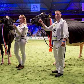 Het kampioensduo bij de zwartbonte vaarzen. Vanwege haar ontwikkeling, lengte en balans was Bons-Holsteins Koba 219 niet te kloppen. Met 3.04 is ze wel een tikje aan de oude kant voor een vaars. Maar ook in de middenklasse zou ze een serieuze kandidate vo