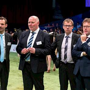 De jury bestond deze dag uit (vlnr) Niels Erik Haahr uit Denemarken en Jos Knoef bij zwartbont en Lambert Weinberg uit Duitsland en Jan Steegink bij roodbont. In de rubrieken keurden ze om beurten als eenmansjury; de kampioenes werden aangewezen door de d