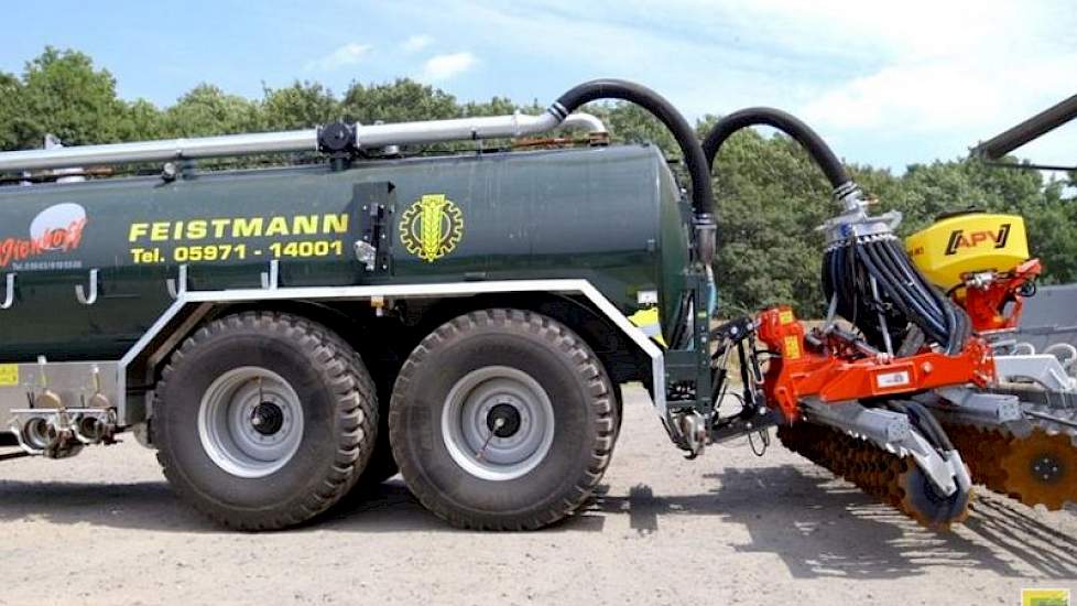 Mesttank fabrikannt Wienhoff krijgt een medaille voor LevelTuner. Op basis van de druk in de disselvering van een meerassige tank wordt de druk in de luchtvering van de voorste as van de tank aangepast, waardoor negatieve oplegdrukken vermeden worden. Ver