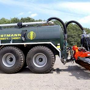Mesttank fabrikannt Wienhoff krijgt een medaille voor LevelTuner. Op basis van de druk in de disselvering van een meerassige tank wordt de druk in de luchtvering van de voorste as van de tank aangepast, waardoor negatieve oplegdrukken vermeden worden. Ver