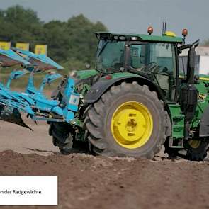 John Deere valt in de prijzen met de EZ Ballast Wheels, een gemakkelijke manier om wielgewichten aan de trekker te bevestigen.